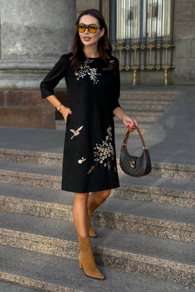 Платье из замши с вышивкой  за колено Urs 21-711-1 - фото 7