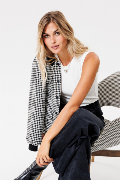 Круглогодичный женский бомбер с накладными карманами PRATA wear S018 черный - фото 8