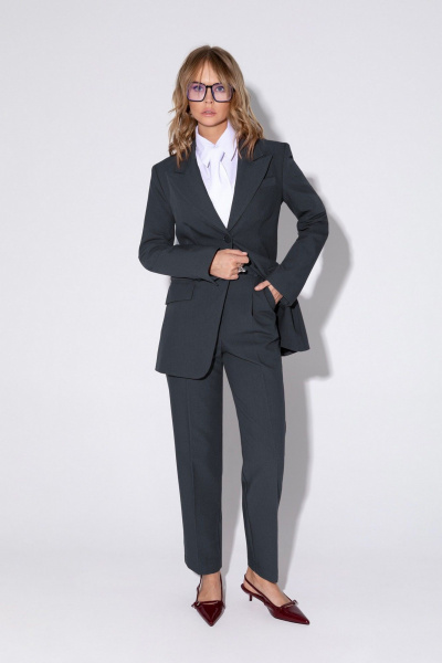 Деловой костюм-двойка из приталенного жакета и укороченных брюк PiRS 5458 серый - фото 4