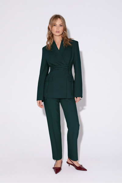 Костюм 2-ка из жакета и классических брюк из текстиля PiRS 5466 изумрудный - фото 1