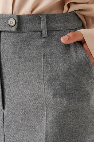 Классическая женская юбка из текстиля с разрезом и карманами Панда 197650w серый - фото 4