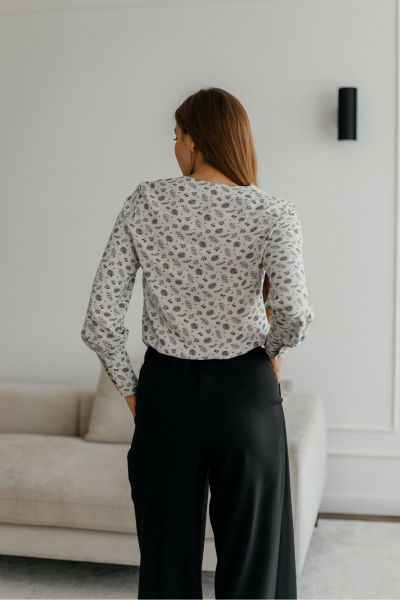 Белая блузка с нагрудными вытачками и длинным рукавом Стильная леди М-621 молочный - фото 8