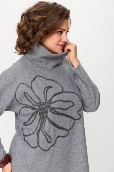 Серое платье свободного силуэта из трикотажа с вышивкой INVITE 4081 - фото 7