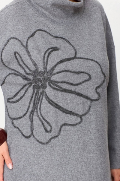 Серое платье свободного силуэта из трикотажа с вышивкой INVITE 4081 - фото 5