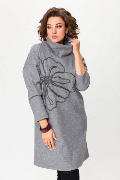 Серое платье свободного силуэта из трикотажа с вышивкой INVITE 4081 - фото 4