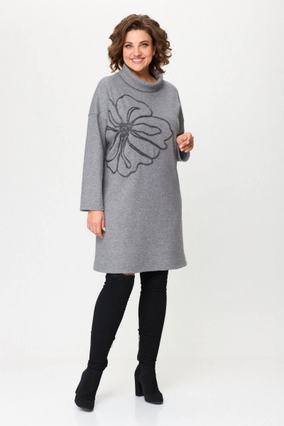 Серое платье свободного силуэта из трикотажа с вышивкой INVITE 4081 - фото 1