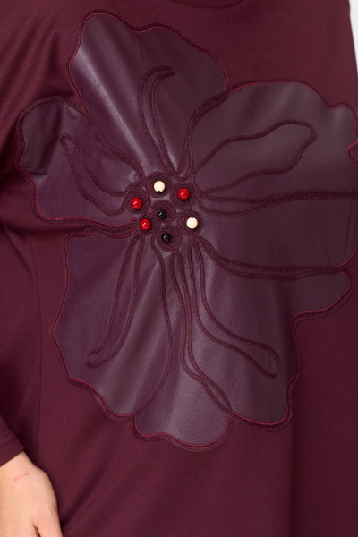 Платье А-силуэта с рюшем из экокожи и аппликацией INVITE 4080 бордо - фото 5