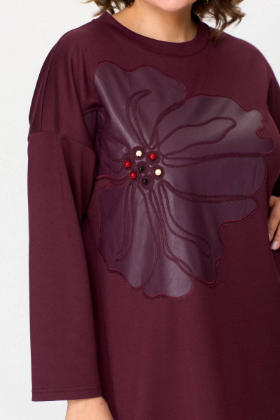 Платье А-силуэта с рюшем из экокожи и аппликацией INVITE 4080 бордо - фото 4