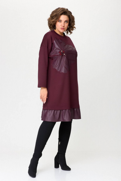 Платье А-силуэта с рюшем из экокожи и аппликацией INVITE 4080 бордо - фото 2