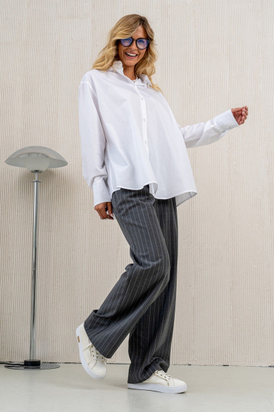 Белая блузка с отложным воротником и кокеткой на спинке Barti 24-056 белый - фото 8