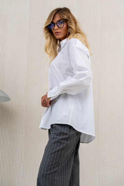 Белая блузка с отложным воротником и кокеткой на спинке Barti 24-056 белый - фото 7