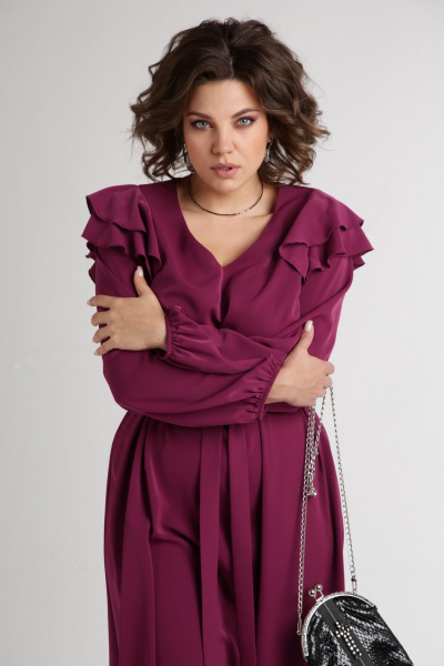 Розовое демисезонное платье с воланами и поясом Aira Style 24410 марсало - фото 6