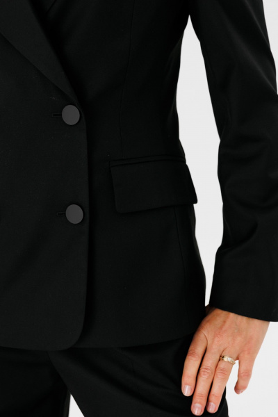 Трендовый приталенный жакет из текстиля с терморегуляцией FAMA 24034 чёрный - фото 9