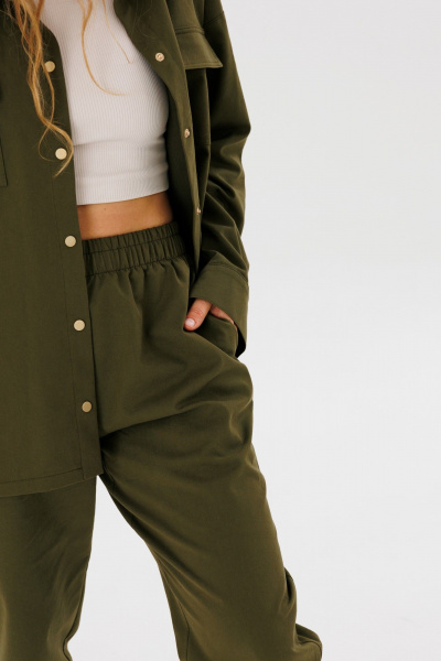 Объемная зеленая рубашка из облегченного джинса для демисезона FAMA 24043-1 хаки - фото 6