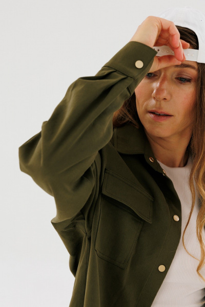 Объемная зеленая рубашка из облегченного джинса для демисезона FAMA 24043-1 хаки - фото 3