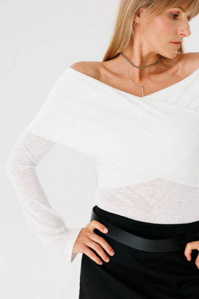 Трендовый приталенный лонгслив с открытыми плечами из трикотажа FAMA 24049 молочный - фото 8