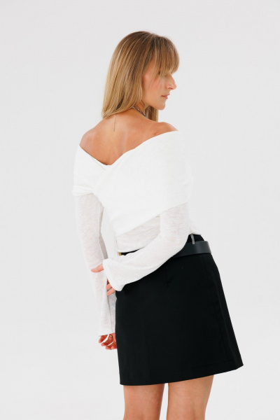 Трендовый приталенный лонгслив с открытыми плечами из трикотажа FAMA 24049 молочный - фото 6