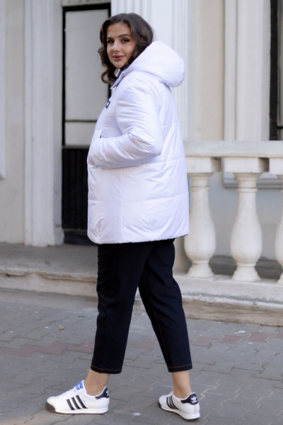 Демисезонная утепленная куртка с капюшоном Andina city 7009-24 черный/белый - фото 11