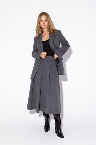 Костюм-двойка из приталенного жакета и миди-юбки в складку PiRS 5489 серый - фото 1