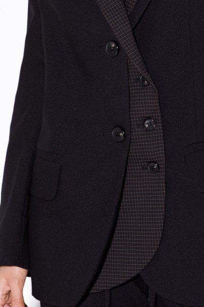 Костюм из текстиля с асимметричным жакетом и брючным поясом PiRS 5501 черный+бежевая клетка - фото 7
