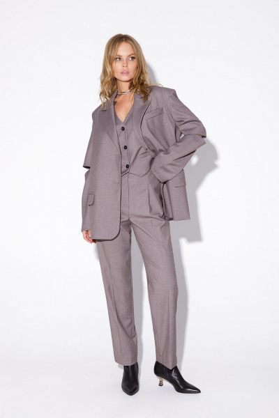 Трикотажный костюм-двойка из жакета и укороченных брюк PiRS 5533 серо-бежевый меланж - фото 2