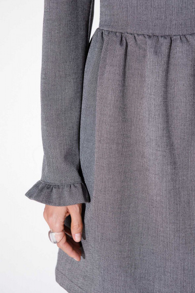 Мини-платье с кокетками и воротником-стойкой из текстиля PiRS 5562 серый - фото 5