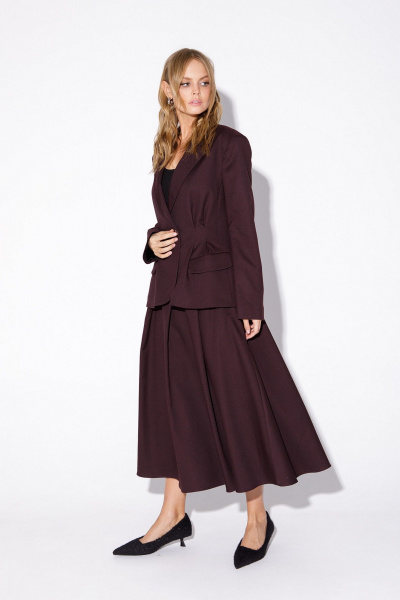 Текстильный костюм 2-ка приталенный жакет и миди-юбка на пуговицах PiRS 5567 бургунди - фото 7