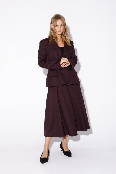 Текстильный костюм 2-ка приталенный жакет и миди-юбка на пуговицах PiRS 5567 бургунди - фото 3