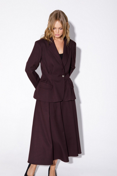 Текстильный костюм 2-ка приталенный жакет и миди-юбка на пуговицах PiRS 5567 бургунди - фото 2
