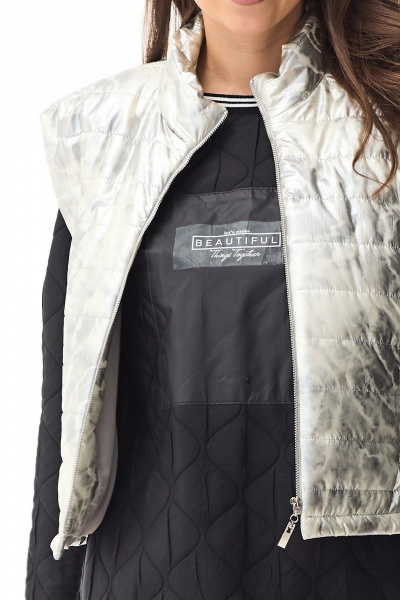 Утепленный жилет и платье прямого кроя из плащевой ткани Магия моды 2337 черный+серебро - фото 4