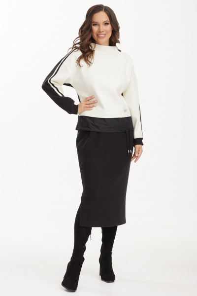 Комфортный трикотажный костюм из джемпера и юбки с разрезом Магия моды 2496 молоко+ черный - фото 2