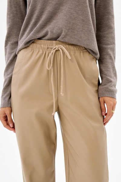 Брюки бананы из экокожи с высокой талией IUKONA 1002 бежевый - фото 3