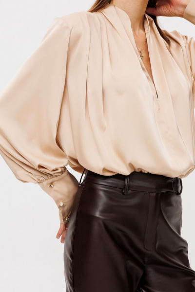 Бежевое шёлковое платье свободного кроя с манжетами THE NAME 2232-1 крем - фото 5