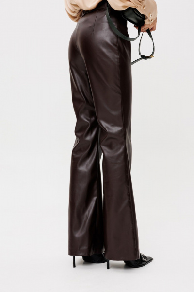 Классические коричневые расклешенные брюки из экокожи THE NAME 2345 шоколад - фото 5