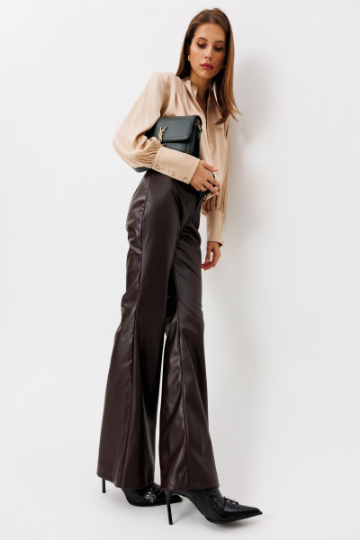 Классические коричневые расклешенные брюки из экокожи THE NAME 2345 шоколад - фото 4