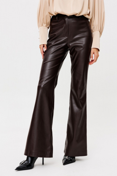 Классические коричневые расклешенные брюки из экокожи THE NAME 2345 шоколад - фото 2