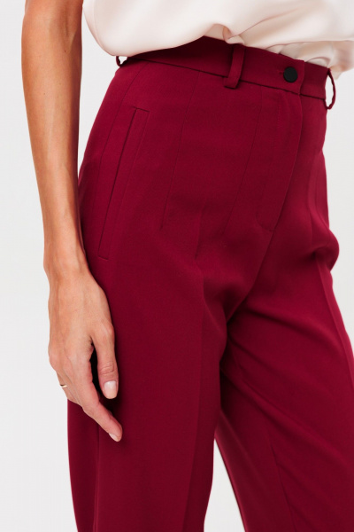 Демисезонные красные брюки из текстиля со стрелками THE NAME 2350 бордовый - фото 4