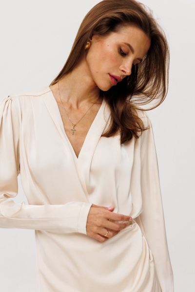 Платье на запах из атласа с кокеткой и драпировкой THE NAME 2356 сливочный - фото 6