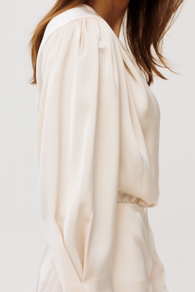 Платье на запах из атласа с кокеткой и драпировкой THE NAME 2356 сливочный - фото 5