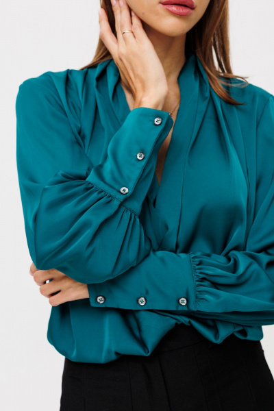 Блуза бирюзовая нарядная из шелка и текстиля THE NAME 2232-1 бирюза - фото 5