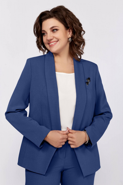 Костюм 3-ка в офисный стиль из текстиля Ольга Стиль С-867 кобальт - фото 3