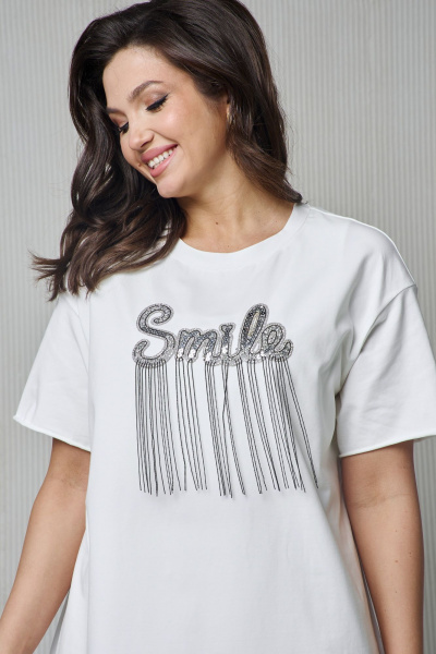 Мягкая удлиненная футболка из трикотажа с пайетками и бисером Jolie 10387 молочный - фото 4