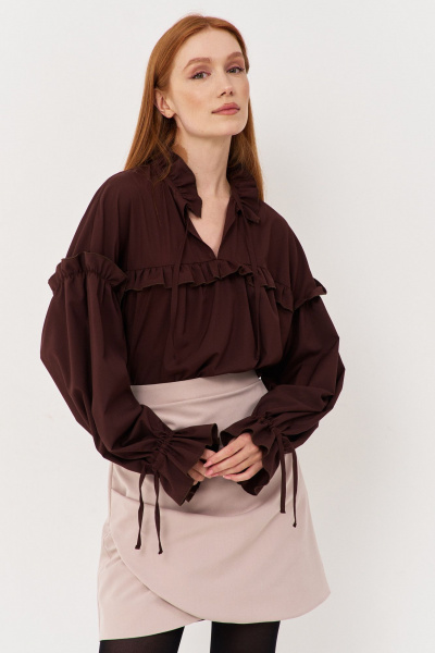 Блуза свободного кроя с рюше и сборками из текстиля FLAIM 1123 коричневый - фото 8