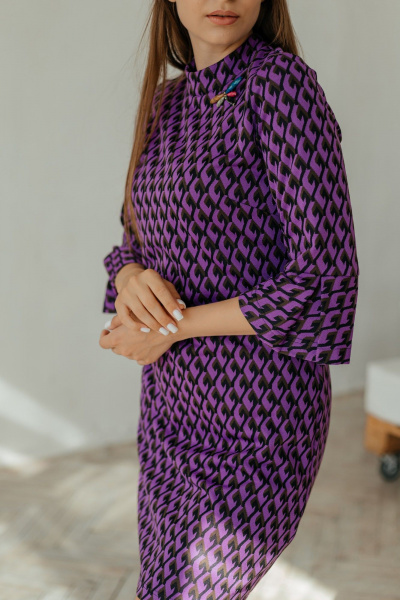 Мини платье с рукавами 3/4 и брошей-стрекозой Стильная леди М-221 фиолетовый - фото 11