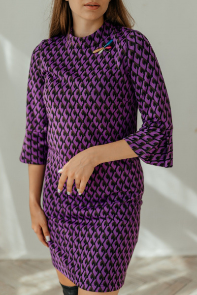 Мини платье с рукавами 3/4 и брошей-стрекозой Стильная леди М-221 фиолетовый - фото 2