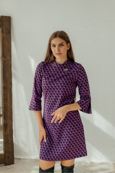 Мини платье с рукавами 3/4 и брошей-стрекозой Стильная леди М-221 фиолетовый - фото 1
