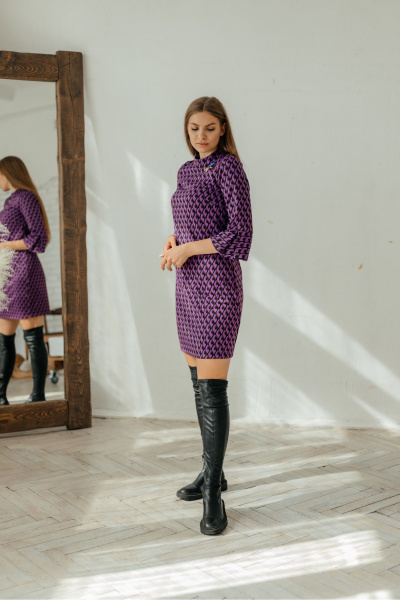 Мини платье с рукавами 3/4 и брошей-стрекозой Стильная леди М-221 фиолетовый - фото 7