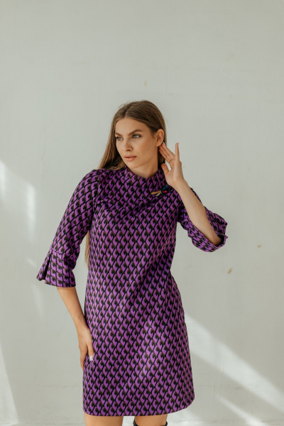 Мини платье с рукавами 3/4 и брошей-стрекозой Стильная леди М-221 фиолетовый - фото 6