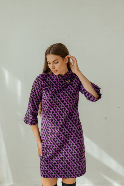 Мини платье с рукавами 3/4 и брошей-стрекозой Стильная леди М-221 фиолетовый - фото 5