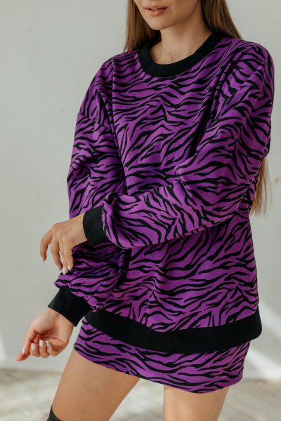 Трикотажный костюм со зеброй: юбка мини и оверсайз Стильная леди М-796 фиолетовый - фото 13